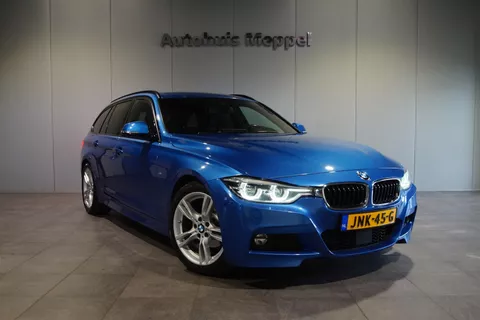 BMW 3 Serie 320i M-Sport/// | Trekhaak | H/K Sound | Head-Up Display | PDC |