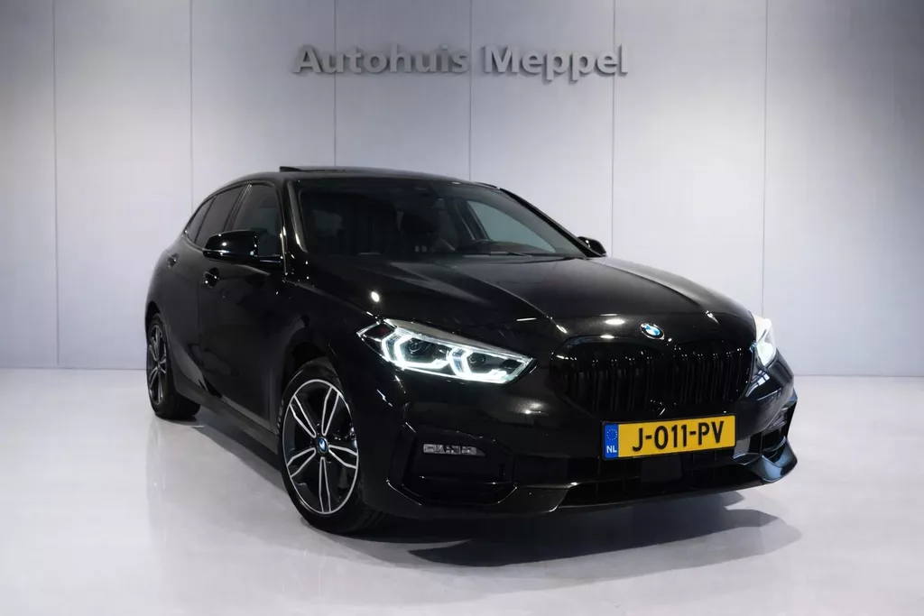 BMW 1 Serie 118i Sport Line | LED | Harman/Kardon | Panoramadak |