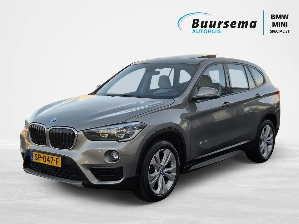 BMW X1 sDrive 18i Cent High Exe | Vollederen sportinterieur | Panoramadak | Afneembare trekhaak |