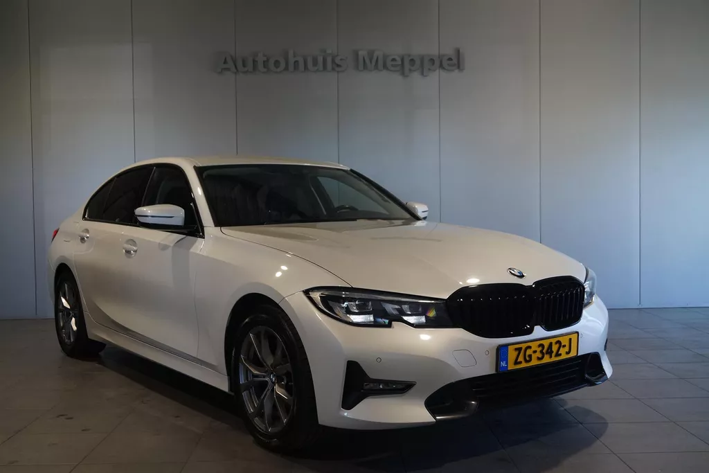 BMW 3 Serie 320i Executive | LED | Sport Line | hoogglans Shadow Line