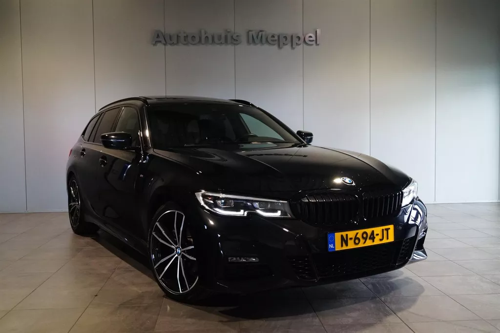 BMW 3 Serie 318i M-Sport | LED | Panoramadak | Trekhaak |